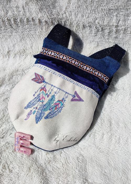 Pochette Be-bop en violet et crème. Flèche avec des plumes brodée.