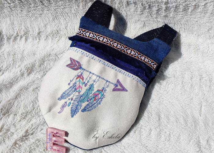 Pochette Be-bop en violet et crème. Flèche avec des plumes brodée.