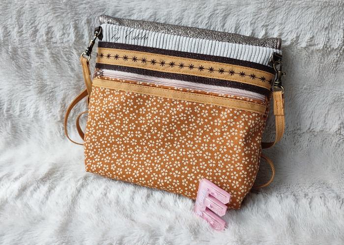 Sac à bandoulière June vu de dos couleur caramel et motifs de fleurs