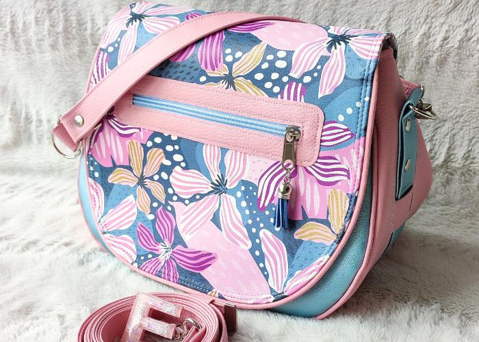 Besace Kindslay bleu clair et rose avec des motifs de fleurs