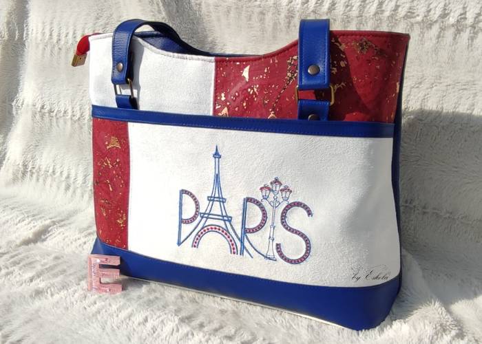 Sac à main Macadamia bleu, blanc et rouge avec une broderie Paris