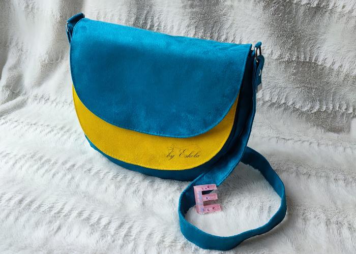 Besace Musette bleue avec le rabat avant jaune