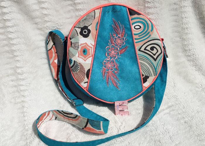Sac à main Ohana bleu avec un motif fleuri brodé