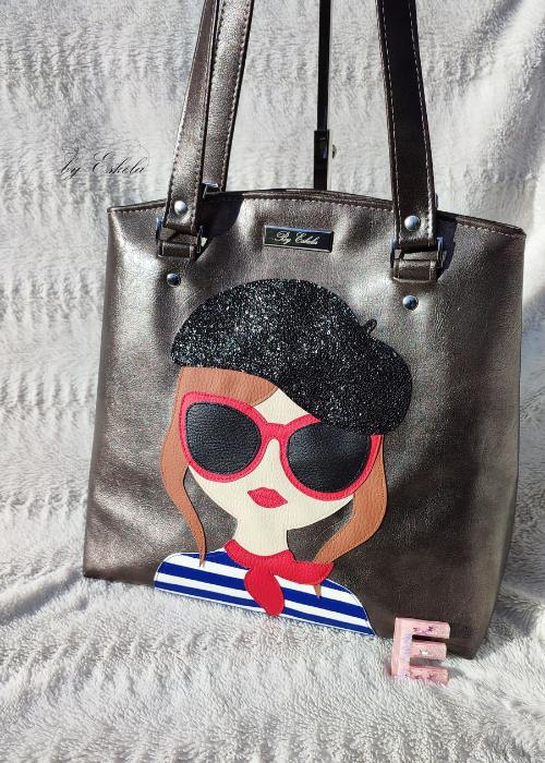 Sac cabas Pretty Lady noir avec une femme portant un béret, des lunettes de soleil et une marinière.
