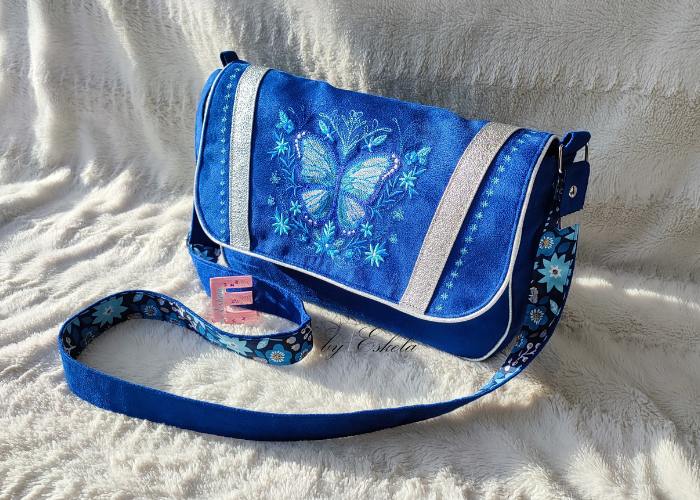 Sac besace Sora bleu avec un motif papillon brodé