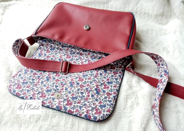 Sac besace Sora rouge ouvert. Intérieur avec des motifs fleuris.