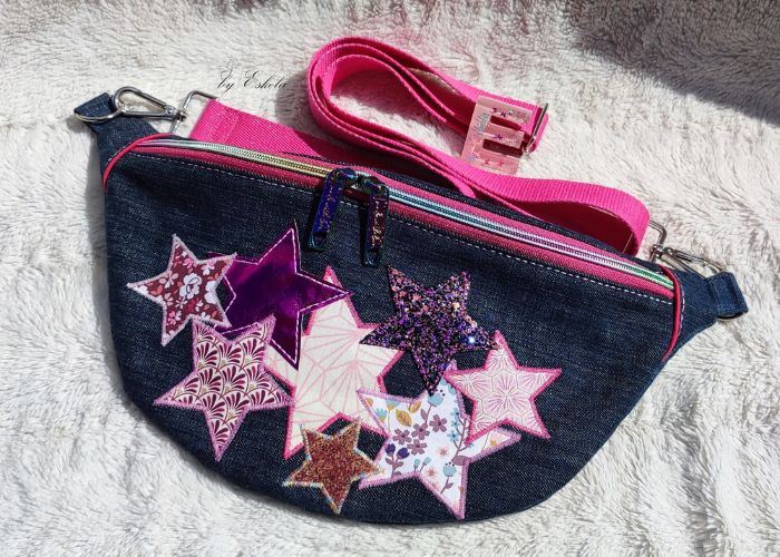 Sac banane étoilé Stella couleur jean avec des touches de rose.