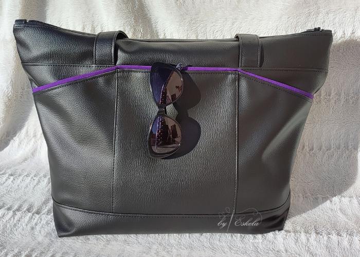 Sac cabas Biguine noir avec un petit liseré violet.