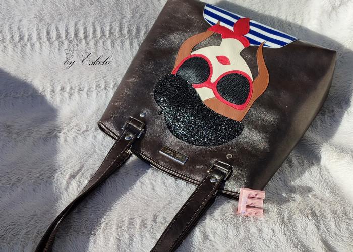 Sac cabas Pretty Lady noir avec une femme portant un béret, des lunettes de soleil et une marinière.