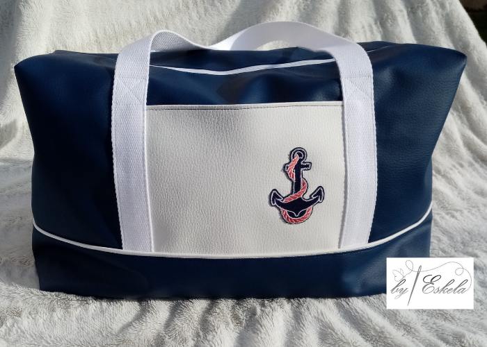 Sac de sport bleu et blanc avec le motif d'une ancre
