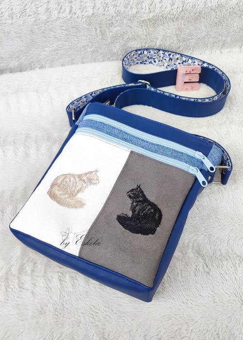 Sacoche Twist bleue et blanche avec deux motifs de chats brodés