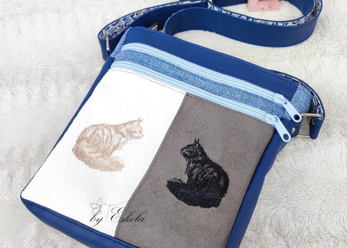 Sacoche Twist bleue et blanche avec deux motifs de chats brodés