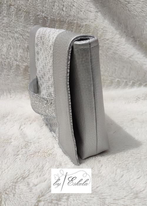 Pochette Cachotin argentée vue de côté