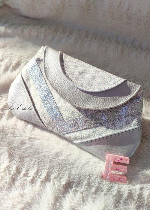 Pochette Emma blanche et argentée avec motifs d'étoiles