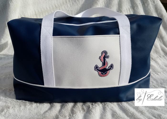 Sac de sport bleu et blanc avec le motif d'une ancre