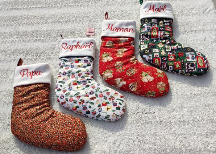 Plusieurs bottes de Noël avec différentes couleurs et les prénoms brodés.