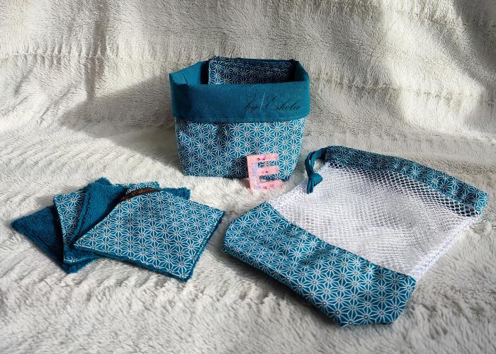 Panière de lingettes bleue avec lingettes assorties et filé
