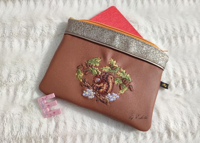 Pochette liseuse marron avec un écureuil brodé