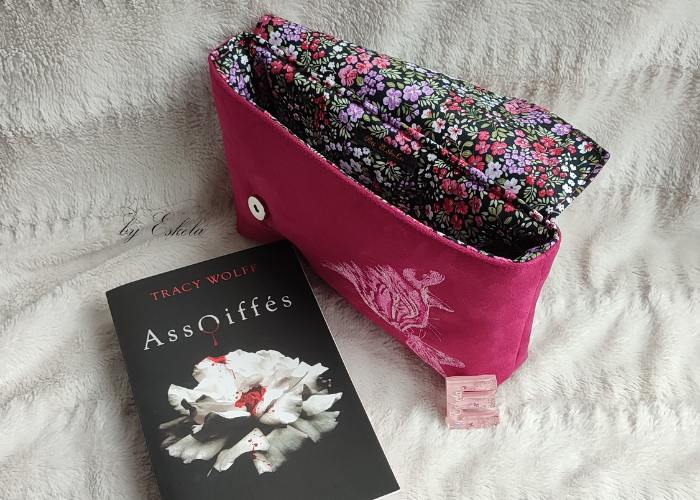 Pochette pour livres rose avec un motif de chat. Intérieur motif fleuri.