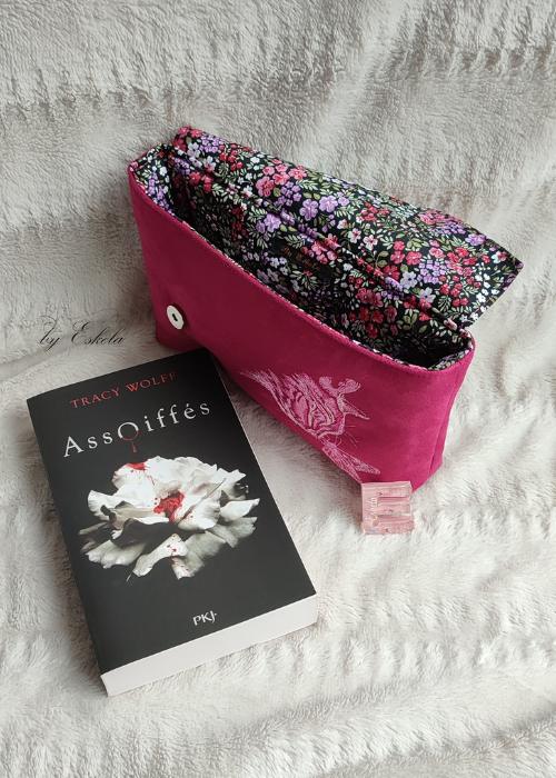 Pochette pour livres rose avec un motif de chat. Intérieur motif fleuri.