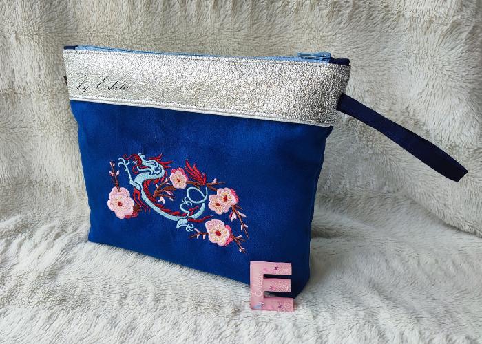 Trousse bleue et argentée avec un dragon japonais brodé