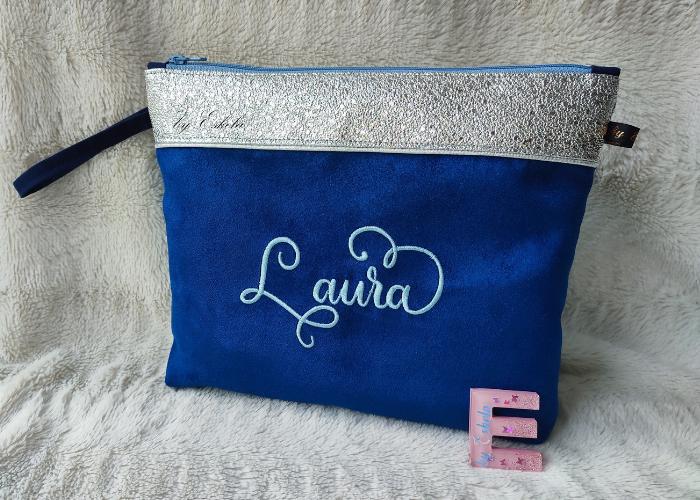 Trousse bleue et argentée avec un prénom brodé