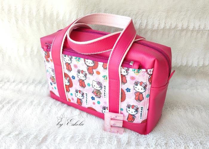 Trousse de toilette rose avec des motifs Hello Kitty.