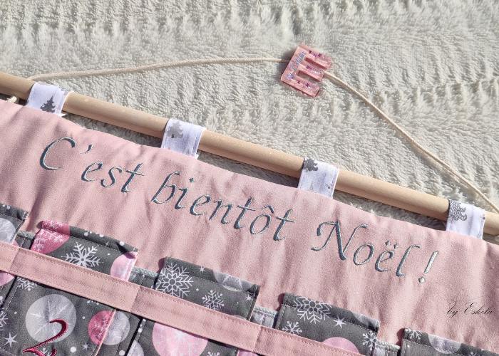 Calendrier de l'Avent rose et gris avec écrit "C'est bientôt Noël !"
