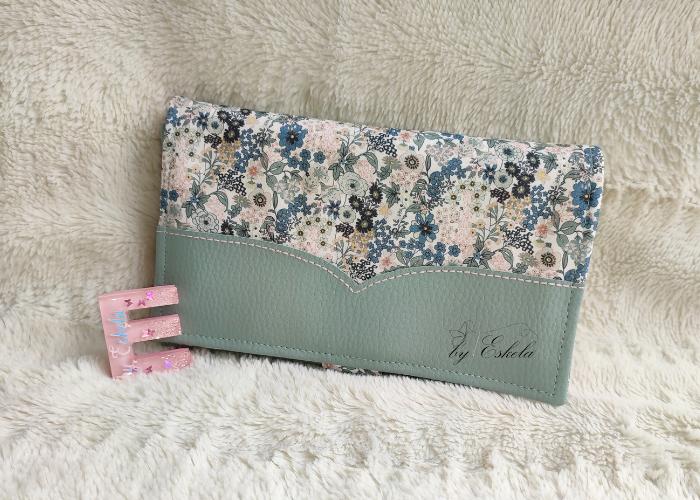 Compagnon Complice vert clair avec motifs de fleurs