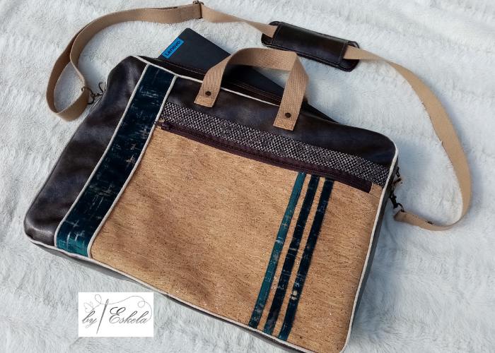 Pochette pour ordinateur marron et texture liège.