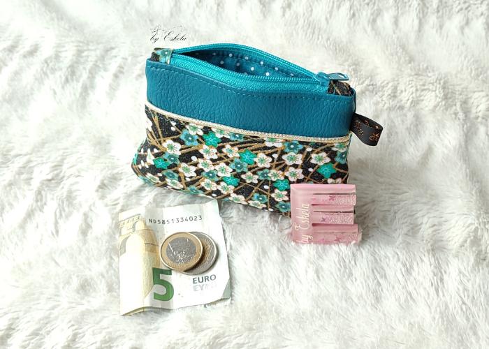 Un porte-monnaie bleu avec des motifs de fleurs
