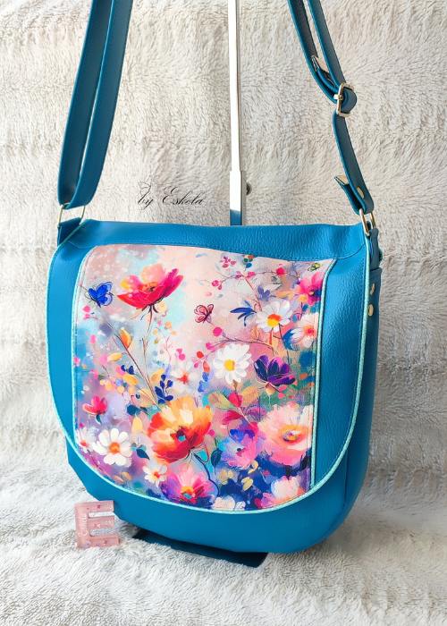 Sac besace Nira bleu avec motifs floraux.